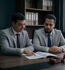 equipe-sobre-eq1 Perito e advogado da Vale analisando documentos de um processo